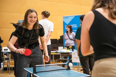 Zwei Personen die Tischtennis spielen