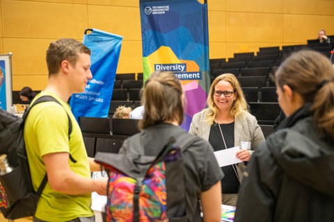 Studierende vor dem Stand des Diversity Managements