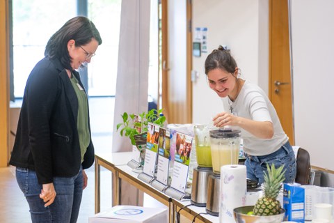Zwei Personen vor der Mocktailstation