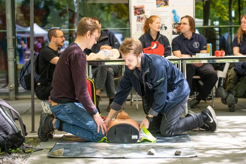Vorführung einer Wiederbelebung durch den Studentischen Sanitätsdienst