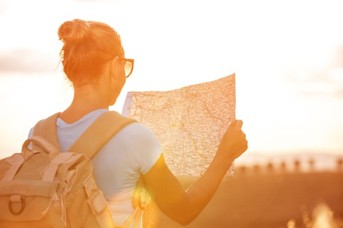 Frau  mit Rucksack und Wanderkarte