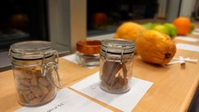 Gerüche der Antike in Gläsern