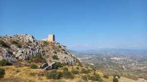 Blick auf Festung Akrokorinth und Umland