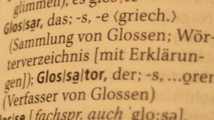 Zu sehen ist der Wörterbucheintrag für das Wort Glossar. Dort steht: Glossar, das; -s, -e <griech.> (Sammlung von Glossen; Wörterverzeichnis [mit Erklärungen])