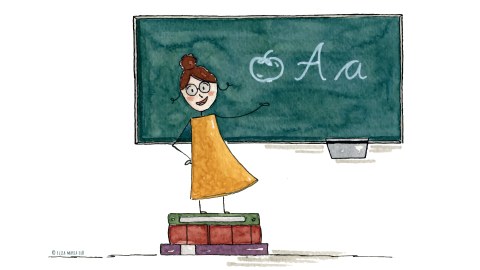 Eine Lehrerin steht auf einem Stapel Bücher und zeigt auf eine Tafel.