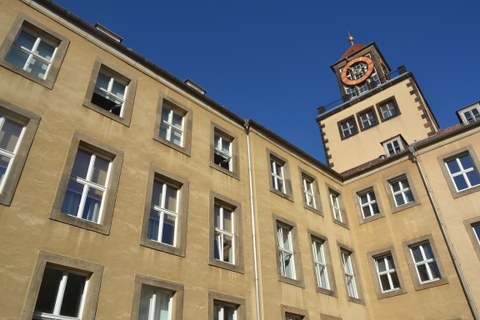 Das Gebäude am Weberplatz mit seinem Turm.