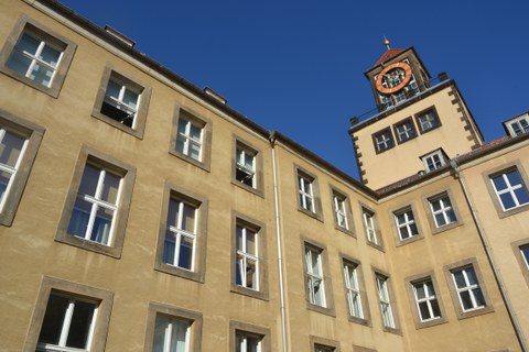 Das Gebäude am Weberplatz mit seinem Turm.