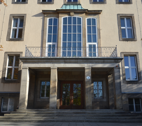 Der Eingang des Weberbaus mit seiner Treppe und vier Säulen, frontal fotografiert.