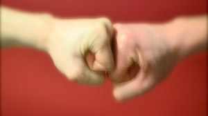 Es sind 2 Hände zu sehen