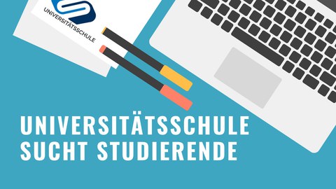Ein Schreibtisch mit Laptop, Stiften und Papieren. Auf letzterem ist das Logo der Universitätsschule sichtbar. Darunter steht der Text: Universitätsschule sucht Studierende 