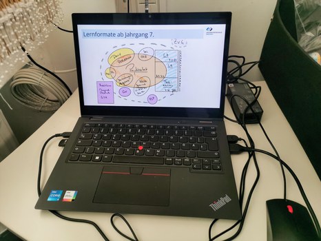 Ein Laptop zeigt die Folie "Lernformate ab Jahrgang 7" an.