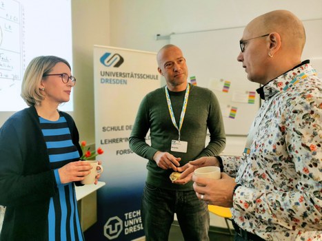 Maxi Heß, Schulleiterin der Universitätsschule Dresden, im Gespräch mit Schulleiter Thomas Warkus aus Görlitz und Schulleiter Mai aus Breitenbrunn.