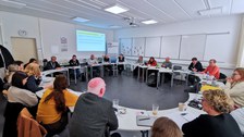 Übersichtsfoto der Austauschrunde zum Projekt ALSO - Alternatives Lehramtspraktikum. 20 Personen sitzen in einem Tischkreis mit ihren Notizbüchern.