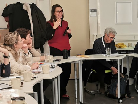 Projektleiterin Anke Langner spricht, neben ihr sitzt Manfred Prenzel.