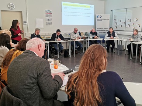 Schulleiter in der Austauschrunde in einem Tischkreis