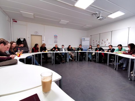 11 Studierende in der Austauschrunde mit Anke Langner, Manfred Prenzel und einer Projektmitarbeiterin in einem Tischkreis