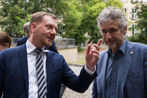 Ministerpräsident Michael Kretschmer (l.) mit dem Prorektor Bildung der TUD, Michael Kobel.
