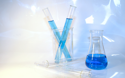 Reagenzgläser und Erlenmeyerkolben mit blauen Lösungen