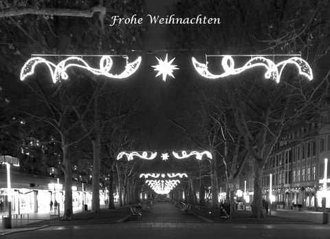 Weihnachtsbild der Hauptstraße Dresden in schwarz-weiß