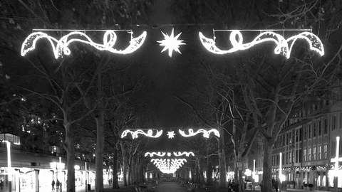 Weihnachtsbild der Hauptstraße Dresden in schwarz-weiß