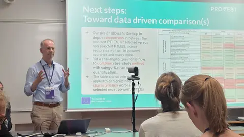 Herr Prof. Köhler trägt eine Präsentation vor