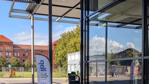 Eingangsbereich der Universität Rostock mit Fahne des Instituts