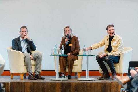 Das Bild zeigt die Moderatorin sowie die beiden Keynote-Speaker.
