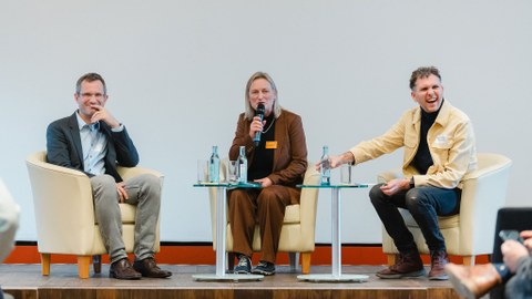 Das Bild zeigt die Moderatorin sowie die beiden Keynote-Speaker.