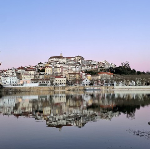 tadt Coimbra, auf dem Hügel ganz oben ist die Universität zu sehen.