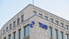 Ecke Gebäude MS1 mit TUD Logo