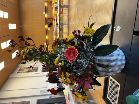 Blumendeko und Raumanblick