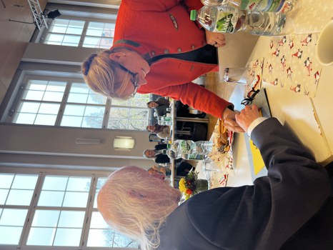 Übergabe eines Elefanten als Glücksbringer