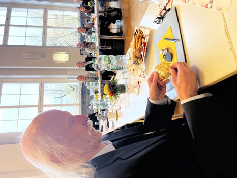 Übergabe eines Elefanten als Glücksbringer