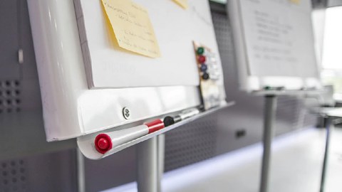 Zwei Flipchartständer mit Arbeitsmaterial