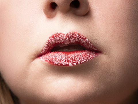 Bild von Person mit Zucker am Mund.