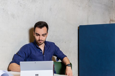 Foto: Ein Mann lernt an seinem Laptop.