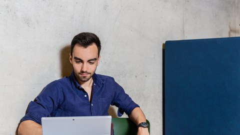 Foto: Ein Mann lernt an seinem Laptop.