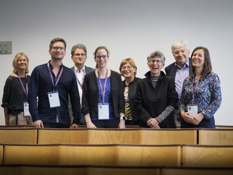 Aufnahme bei der Jahrestagung der Sektion Berufs- und Wirtschaftspädagogik 2024 der Deutschen Gesellschaft für Erziehungswissenschaft in Dresden (v. l. .n. r.): Prof.in Dr.in R. Ertl-Schmuck (ehem. TUD, Beiratsmitglied), A. Dürrschmidt (TUD, Projektteam), Prof. Dr. G. H. Neuweg (Uni Linz, Diskutant auf dem Symposium zur Professionalisierung der Pflegelehrenden), A.-S. Otte (BTU, Projektteam), Prof.in Dr.in M. Friese (Uni Gießen, Beiratsmitglied), Prof.in Dr.in H. Herzberg (BTU, Projektleitung), Prof. Dr. D. Nittel (ehem. Uni Frankfurt a. M., Beiratsmitglied), Prof.in Dr.in A. Walter (TUD, Projektleitung).