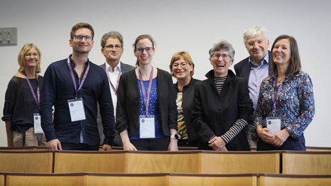 Aufnahme bei der Jahrestagung der Sektion Berufs- und Wirtschaftspädagogik 2024 der Deutschen Gesellschaft für Erziehungswissenschaft in Dresden (v. l. .n. r.): Prof.in Dr.in R. Ertl-Schmuck (ehem. TUD, Beiratsmitglied), A. Dürrschmidt (TUD, Projektteam), Prof. Dr. G. H. Neuweg (Uni Linz, Diskutant auf dem Symposium zur Professionalisierung der Pflegelehrenden), A.-S. Otte (BTU, Projektteam), Prof.in Dr.in M. Friese (Uni Gießen, Beiratsmitglied), Prof.in Dr.in H. Herzberg (BTU, Projektleitung), Prof. Dr. D. Nittel (ehem. Uni Frankfurt a. M., Beiratsmitglied), Prof.in Dr.in A. Walter (TUD, Projektleitung).
