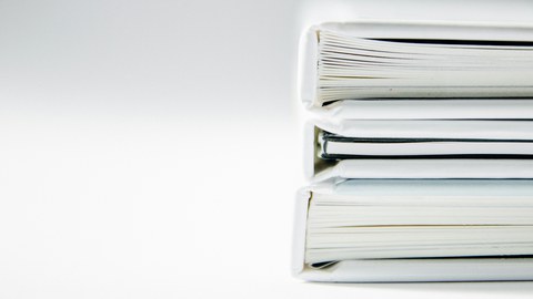 die Bücher aufgestapelt