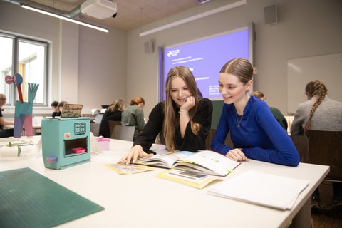 Zwei Studierende erarbeiten ein Thema für Werken