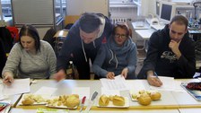 Studierende bei Sensorischer Überprüfung