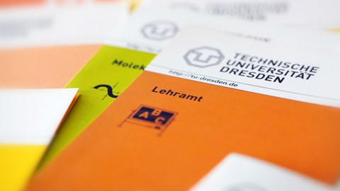 Bild verschiedener Broschüren der TU Dresden. Auf der obersten Broschüre steht "Lehramt".