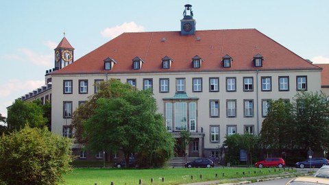 Frontales Foto des Weberbaus der TU Dresden