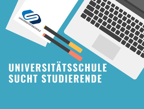 Ein Schreibtisch mit Laptop, Stiften und Papieren. Auf letzterem ist das Logo der Universitätsschule sichtbar. Darunter steht der Text: Universitätsschule sucht Studierende 