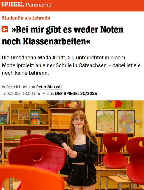 Text-Bild-Collage, Screenshot eines Artikels aus dem @spiegelmagazin. Eine junge Frau steht in einem Klassenraum. Überschrift: SPIEGEL Panorama - Studentin als Lehrerin S+, Zitat »Bei mir gibt es weder Noten noch Klassenarbeiten«, Die Dresdnerin Marla Arndt, 21, unterrichtet in einem Modellprojekt an einer Schule in Ostsachsen dabei ist sie noch keine Lehrerin. Aufgezeichnet von Peter Maxwill 17.07.2025, 13.00 Uhr aus DER SPIEGEL 30/2025.