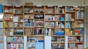 Regal mit Spiel- und Lernmaterialien