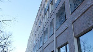 Gebäude aus dunklen Backsteinen, blauer Himmel