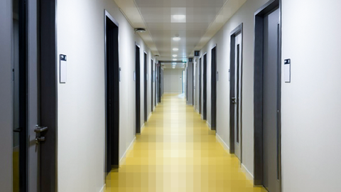 Foto eines Gangs das halb verpixelt ist