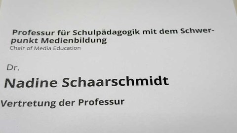 Türschild mit Aufschrift: Dr. Nadine Schaarschmidt Vertretung der Professur